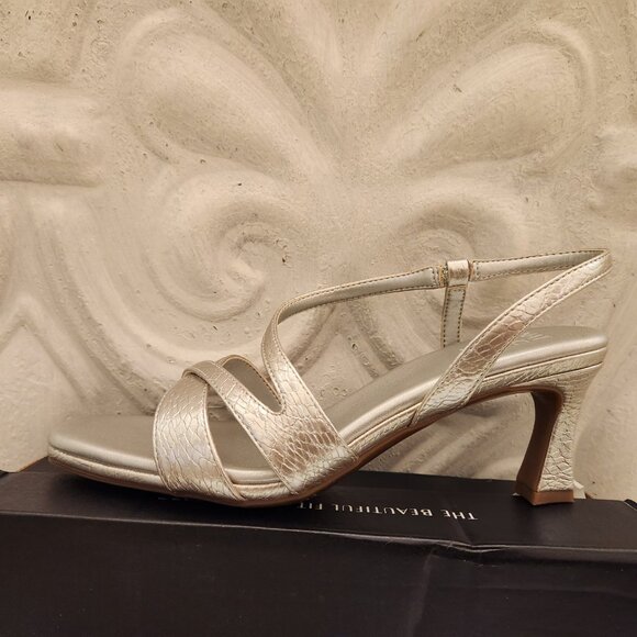 Naturalizer Silver "Kieran" Heeled Sandals. NIB. Size 8 Wide - Picture 2 of 10